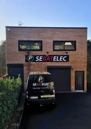 Véhicule Sebatelec devant bâtiment atelier électricité Bourges, dépannage 24/7.