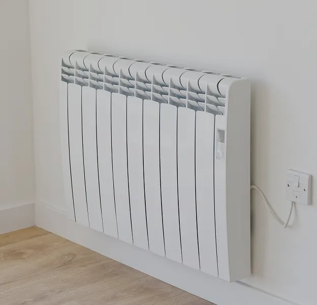 Radiateur électrique mural blanc avec finition lisse et connectique visible.