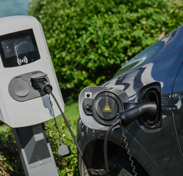 Voiture électrique en recharge sur borne de recharge domestique.