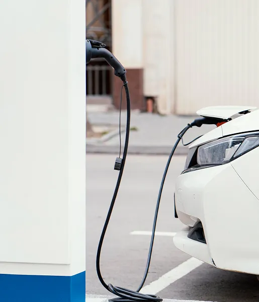 Voiture électrique en recharge sur borne de stationnement.