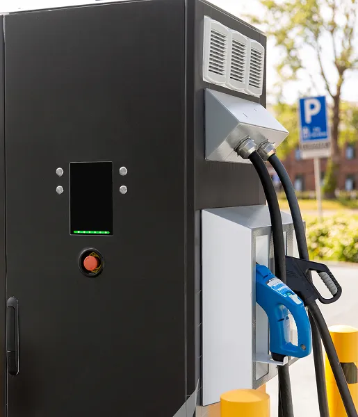 Bornes de recharge électrique avec câble et connecteur en place.
