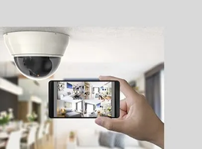 Surveillance domotique via caméra et smartphone avec multiples angles de vue.