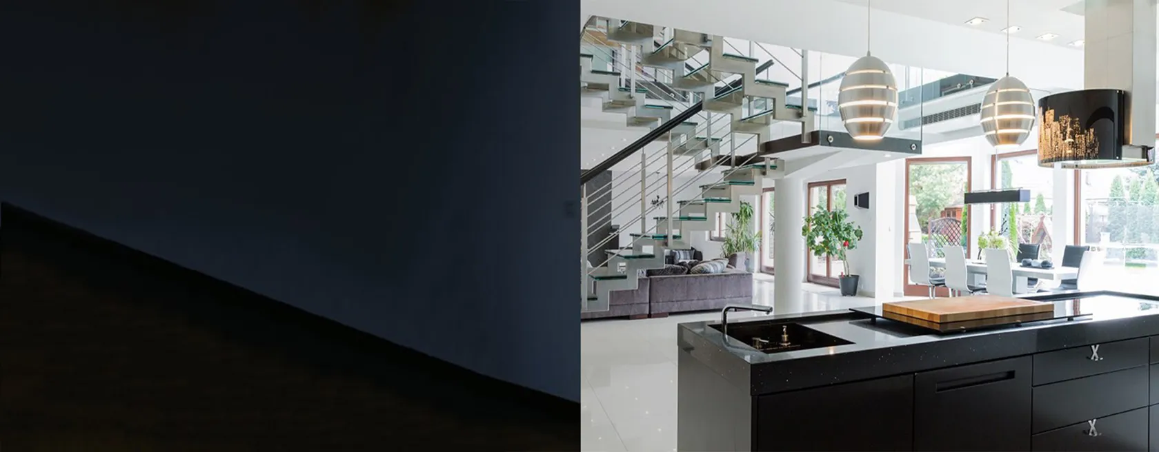 Cuisine moderne avec îlot central et escalier en verre design.