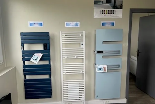 Radiateurs et sèche-serviettes exposés dans le showroom Sebatelec.