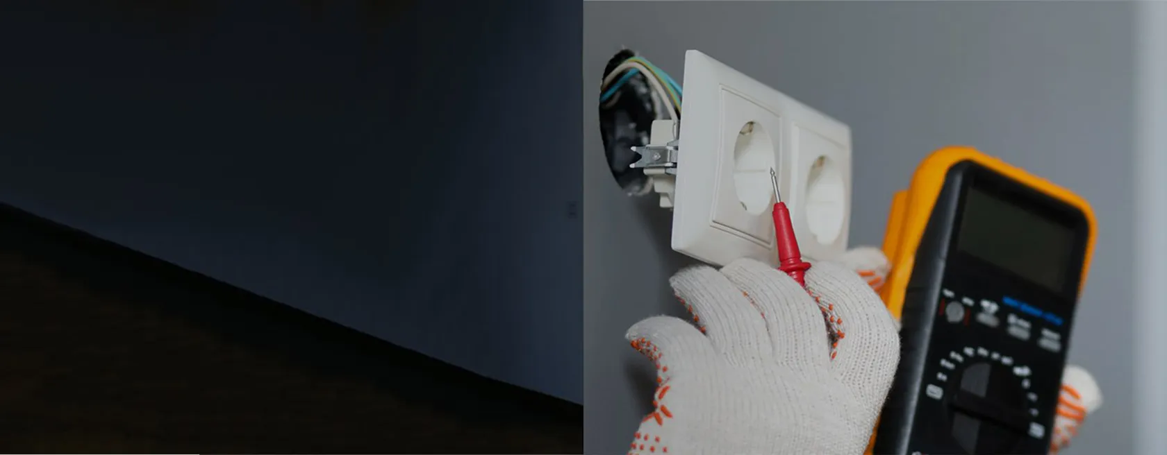 Technicien vérifiant une prise électrique avec un multimètre à Bourges.